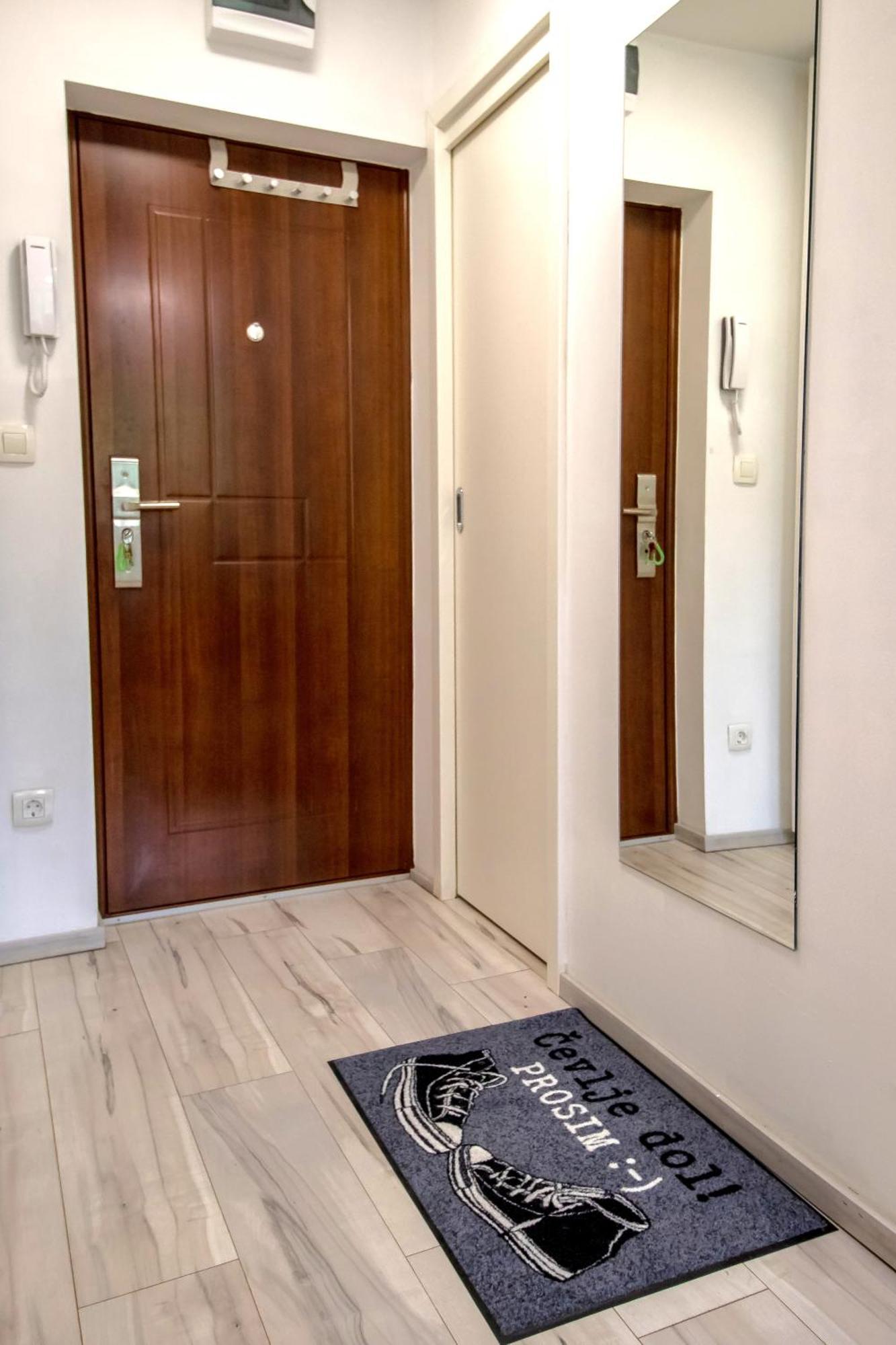 Apartment Studio My Residence In The City Center ลูบลิยานา ภายนอก รูปภาพ